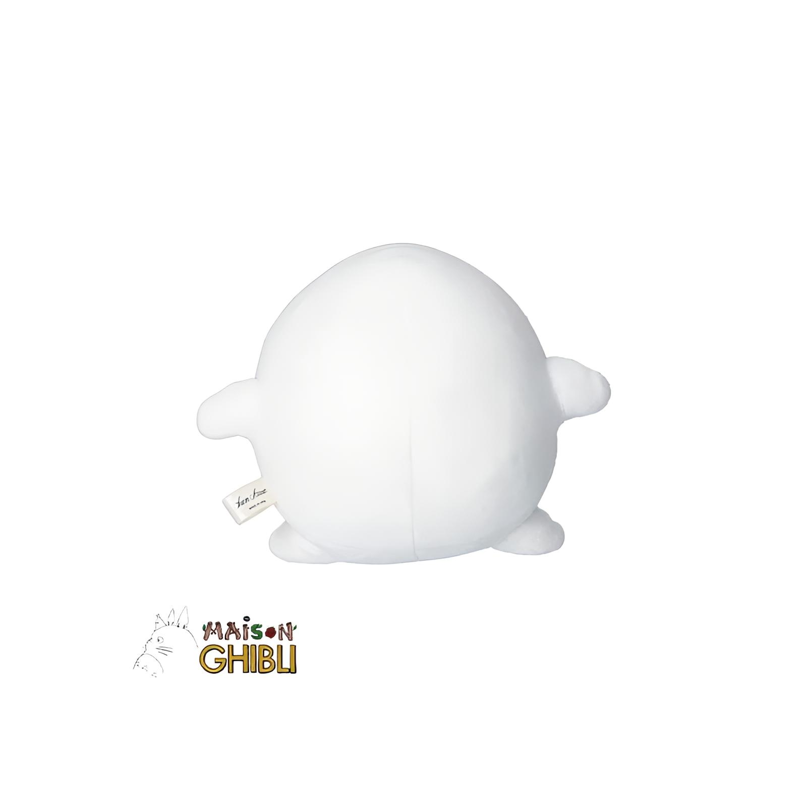 Un peluche blanco visto desde atrás, con brazos y pies pequeños sobre un fondo blanco.
