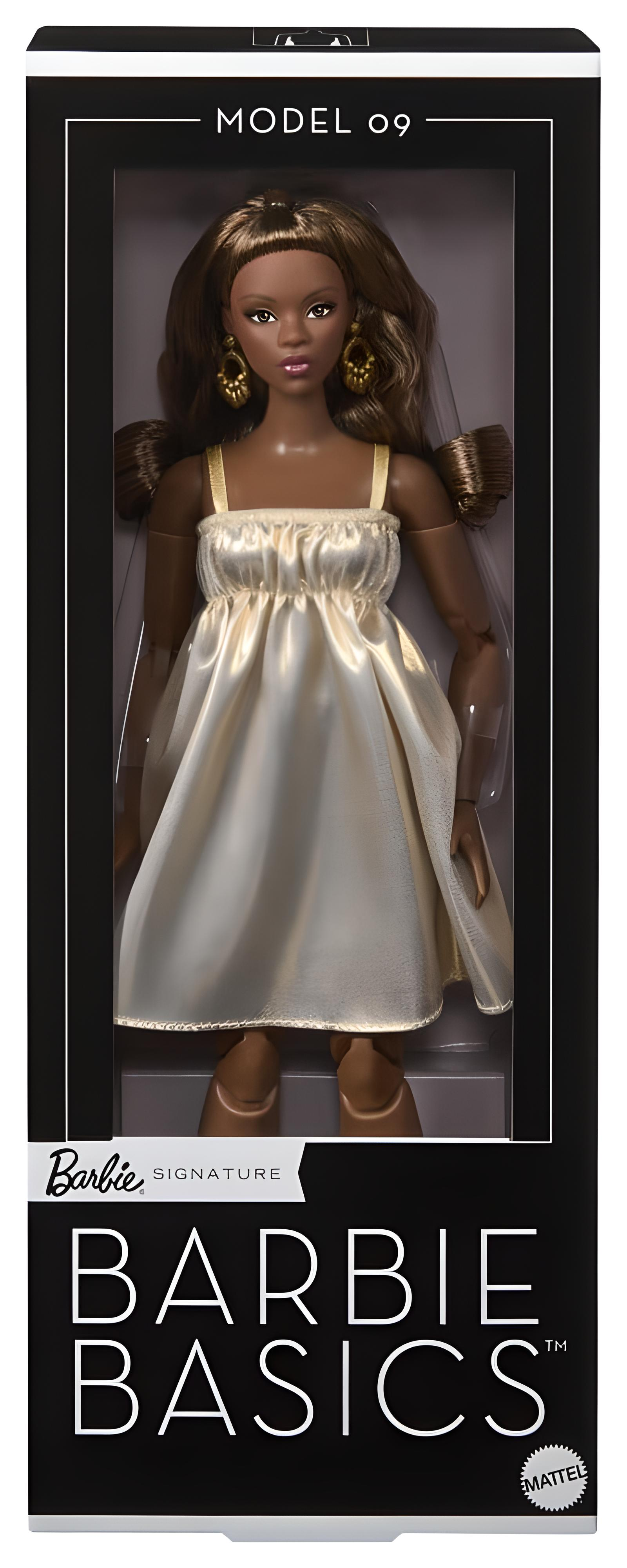 Una muñeca Barbie con cabello castaño, aretes dorados y un vestido blanco satinado dentro de una caja de exhibición.