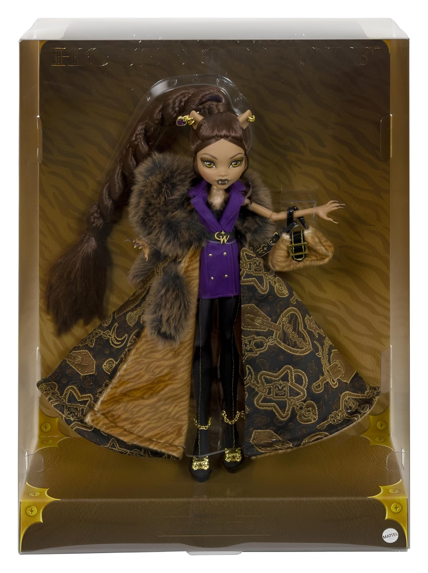 Muñeca coleccionable Monster High Clawdeen Wolf con trenza larga y abrigo de piel en su caja.