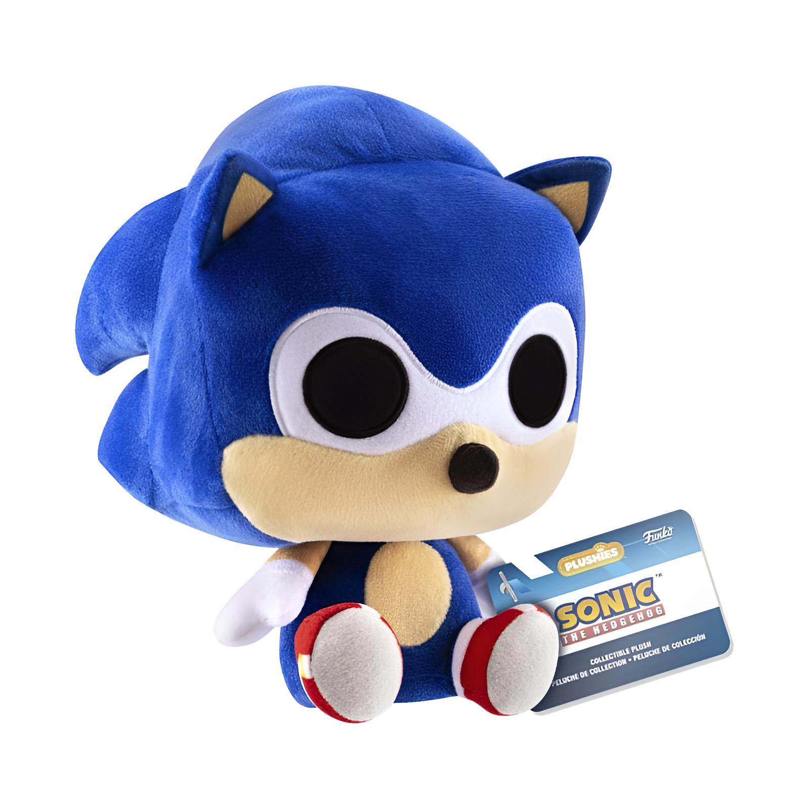 Un peluche azul de Sonic the Hedgehog sentado con etiqueta en fondo blanco.