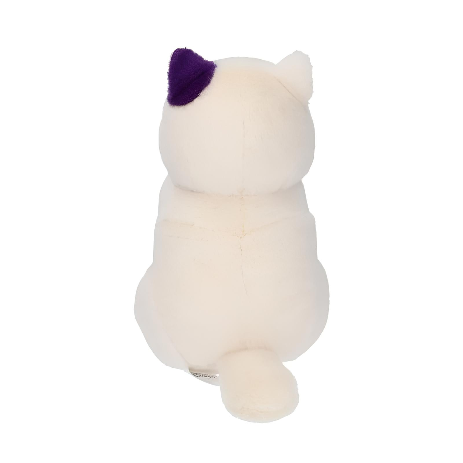 Un peluche blanco visto desde atrás con una mancha morada en la cabeza sobre fondo blanco.