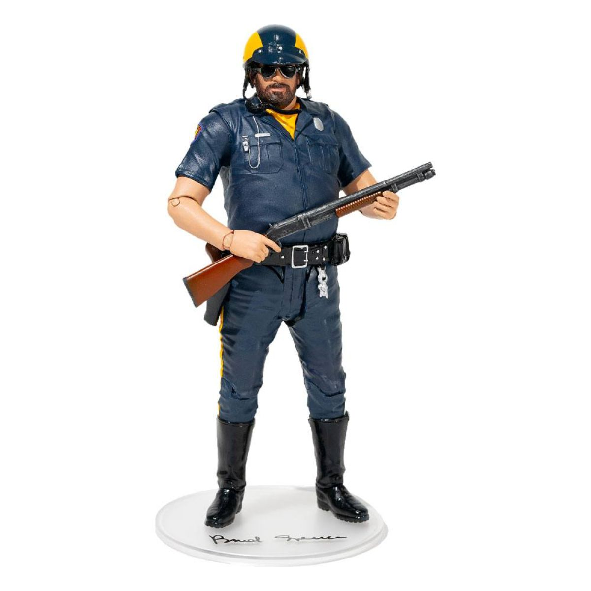 Actionfigur eines Polizisten mit blauem Uniformhemd, Sonnenbrille und einer Schrotflinte vor weißem Hintergrund.