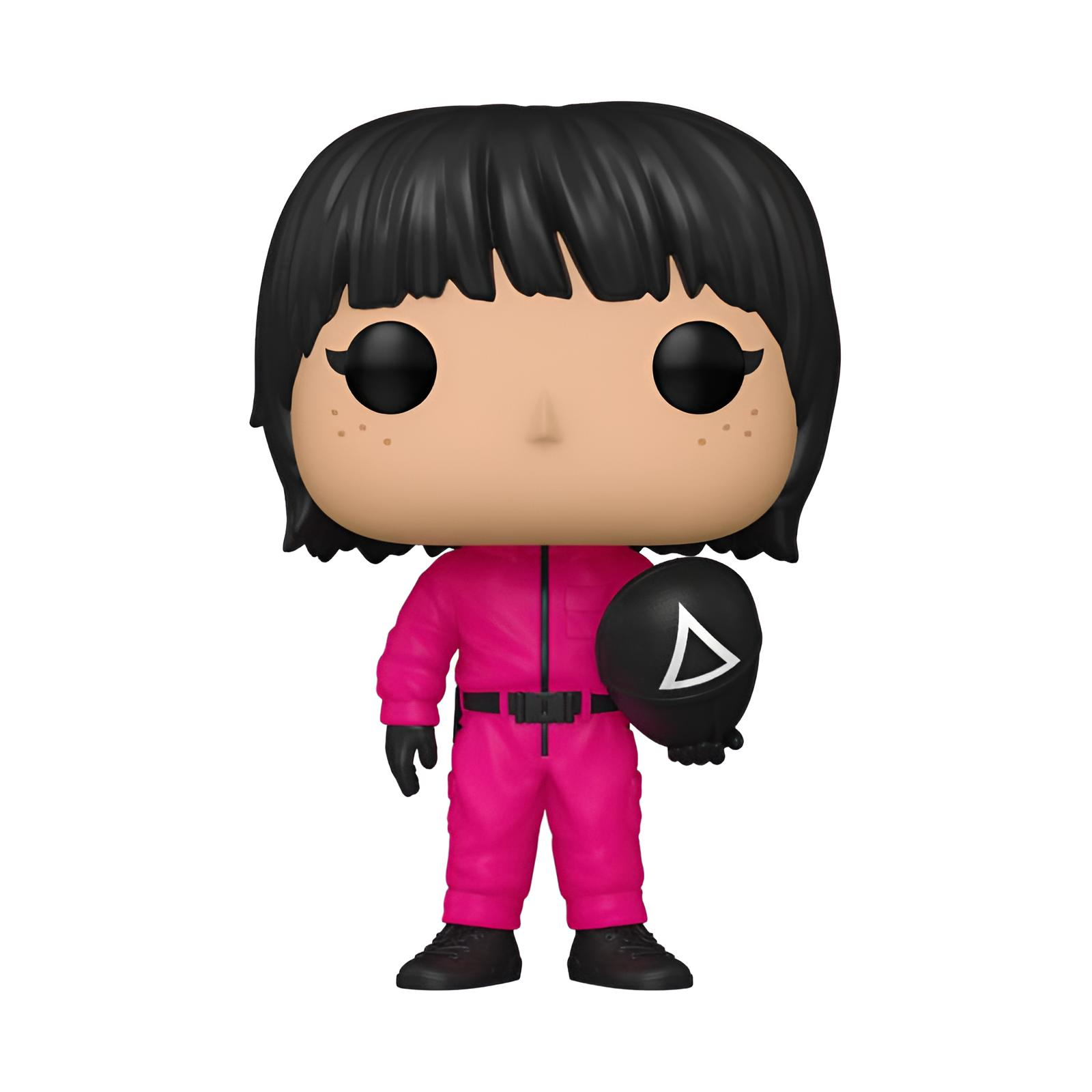 Una figura de vinilo con mono rosa que sostiene una máscara negra con un triángulo blanco sobre fondo blanco.