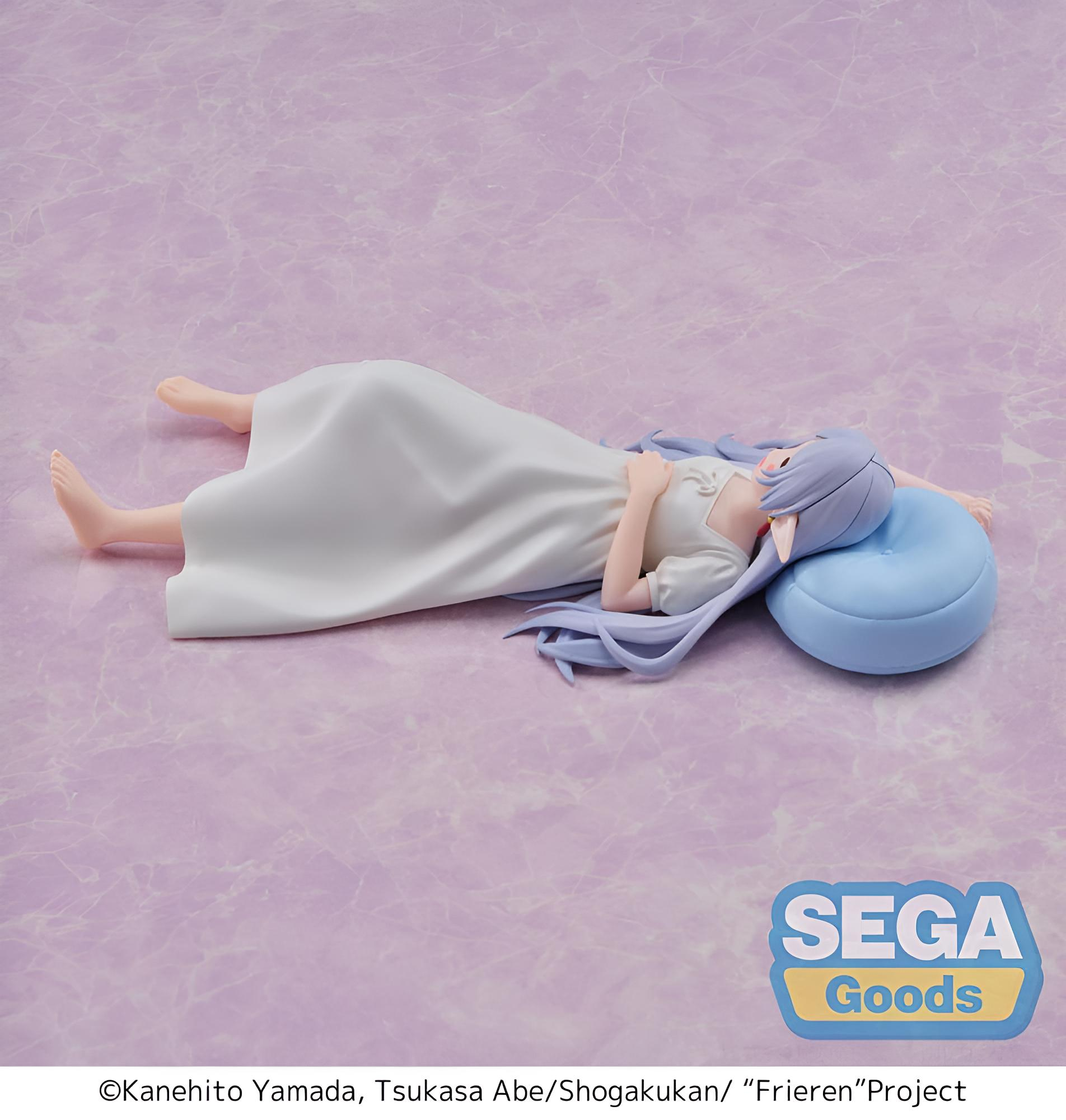 Eine Anime-Figur mit langen lilafarbenen Haaren liegt in einem weißen Kleid auf einem violetten Marmorboden und schläft auf einem blauen Kissen.