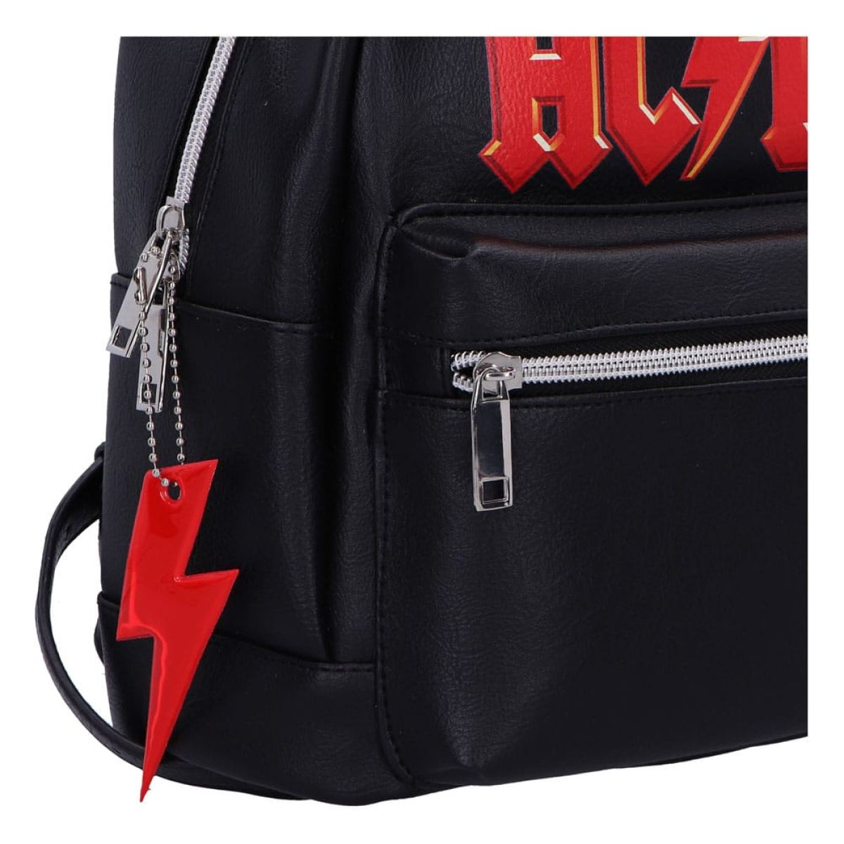 Schwarzer Rucksack mit rotem AC/DC-Logo und einem roten Blitz-Anhänger am Reißverschluss.