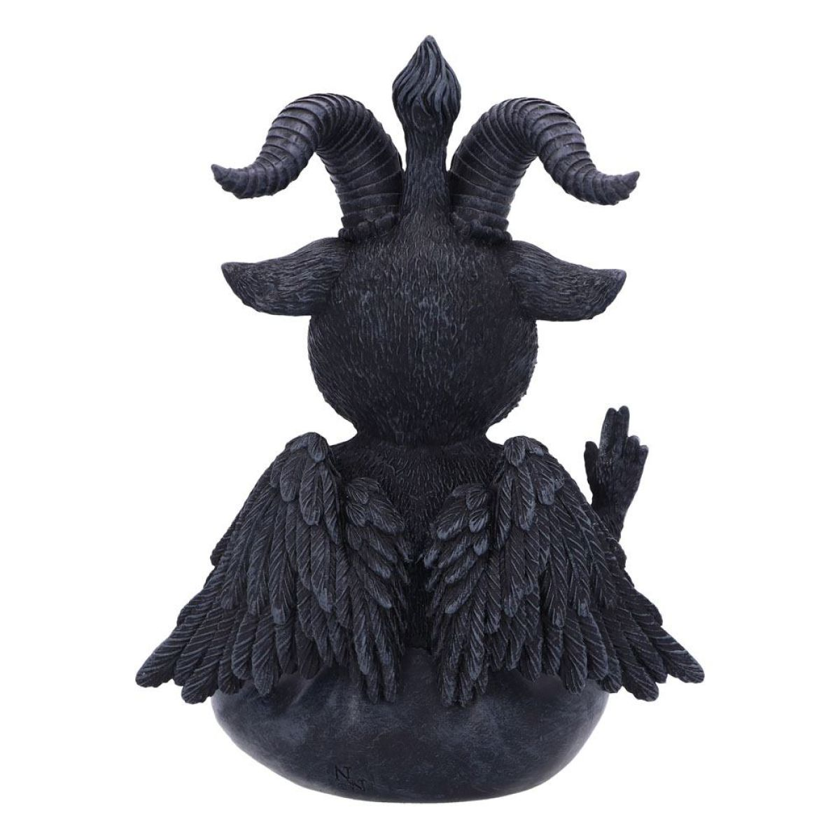 Vista trasera de una estatua oscura de Baphomet con grandes cuernos, alas emplumadas y orejas de cabra sobre fondo blanco.