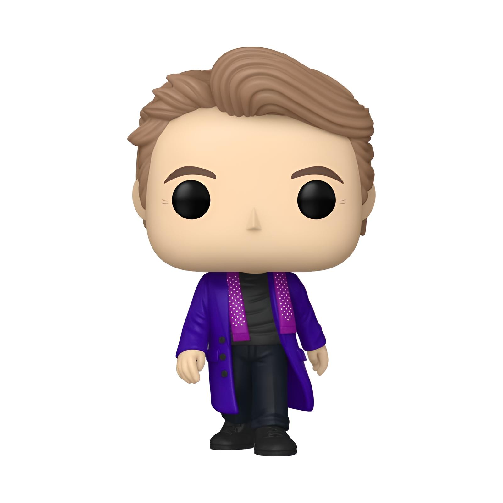 Una figura de vinilo con cabello castaño, abrigo morado, bufanda y pantalones negros sobre fondo blanco.