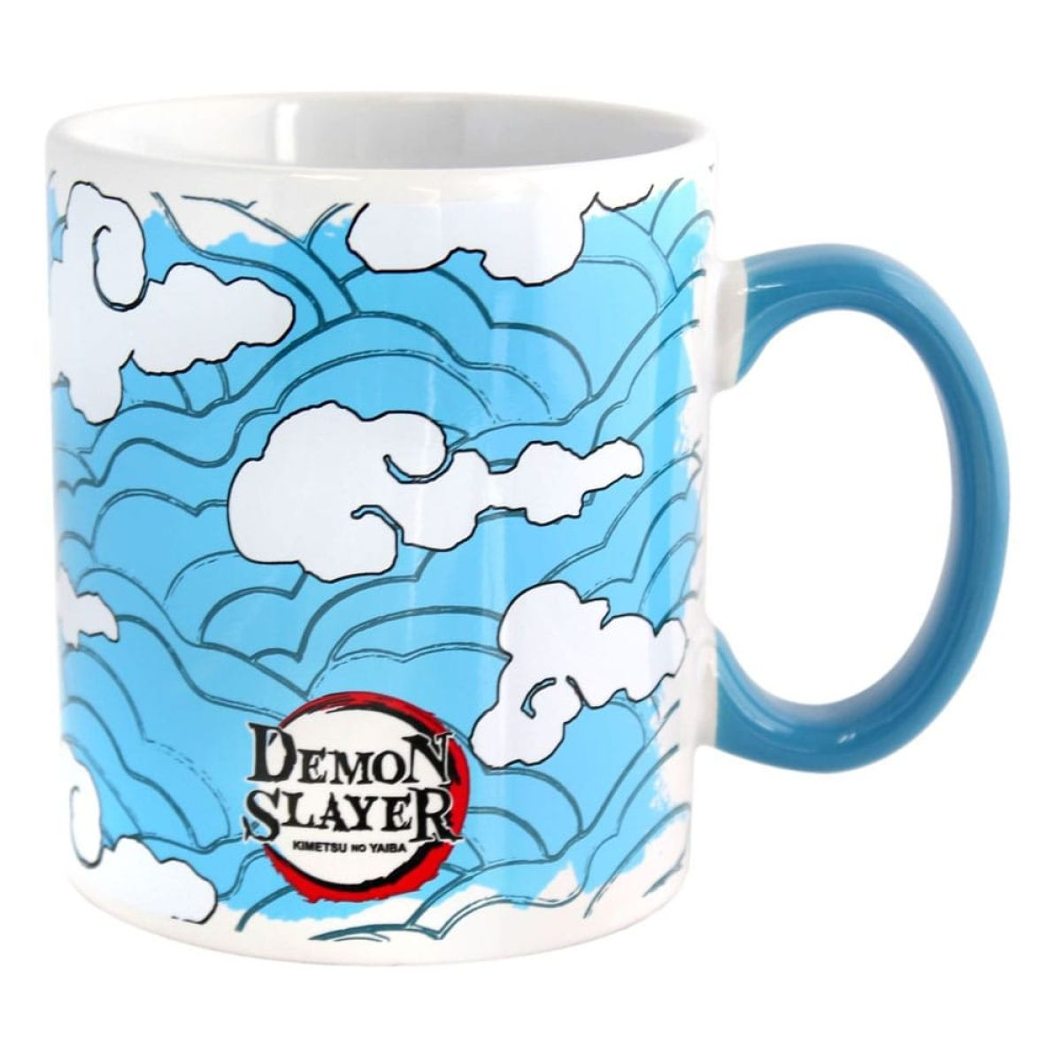Una taza de cerámica blanca con asa azul, con un patrón de olas azules, nubes blancas y el logotipo de "Demon Slayer".