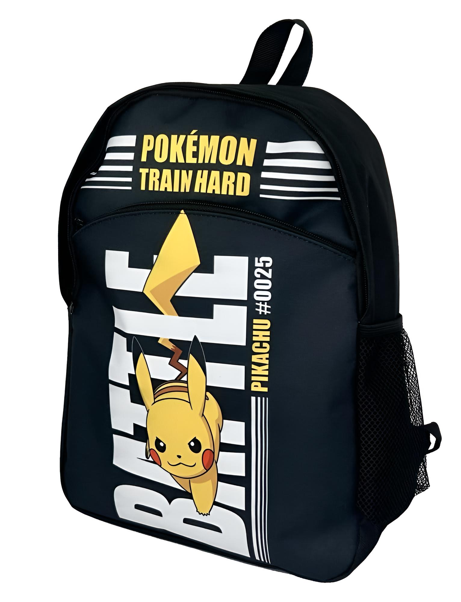 Ein schwarzer Pokémon-Rucksack mit Pikachu, dem Schriftzug BATTLE und dem gelben Text POKÉMON TRAIN HARD.