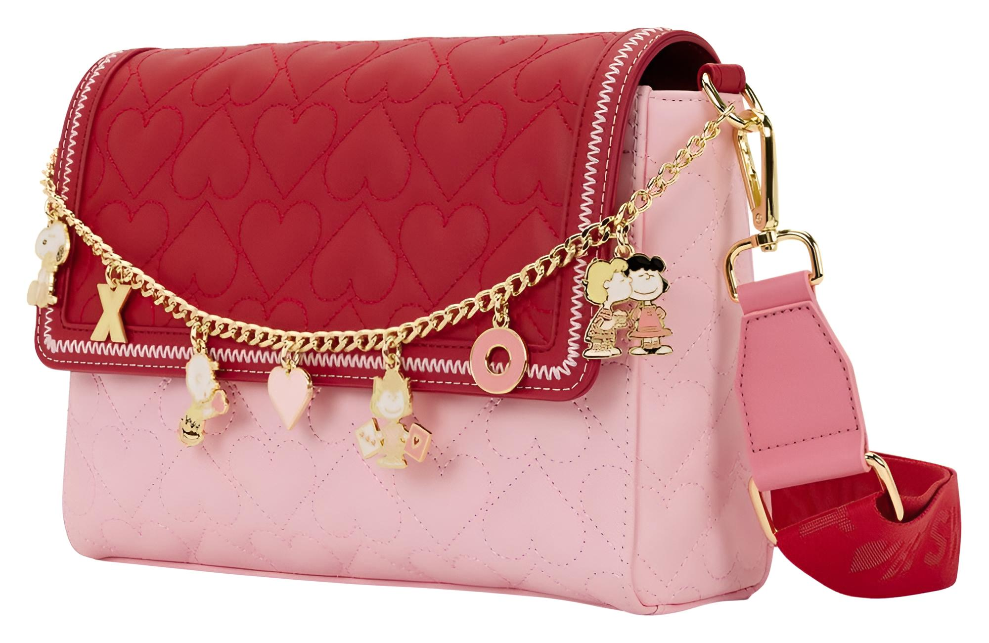 Un bolso acolchado rosa y rojo con patrones de corazones, cadena dorada y dijes de Peanuts.