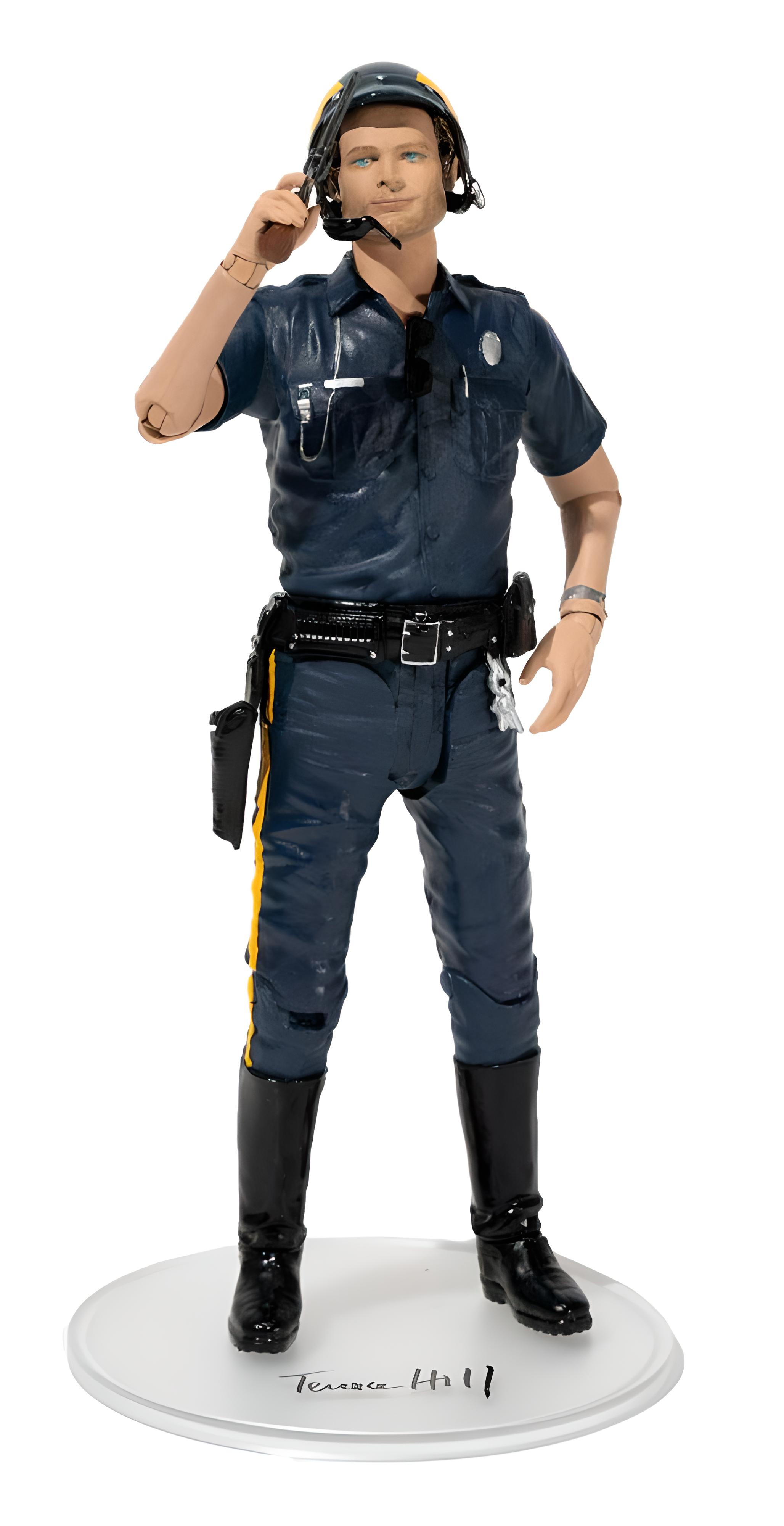 Eine Actionfigur eines Polizeibeamten in blauer Uniform, schwarzen Stiefeln und Helm auf einem weißen Sockel.