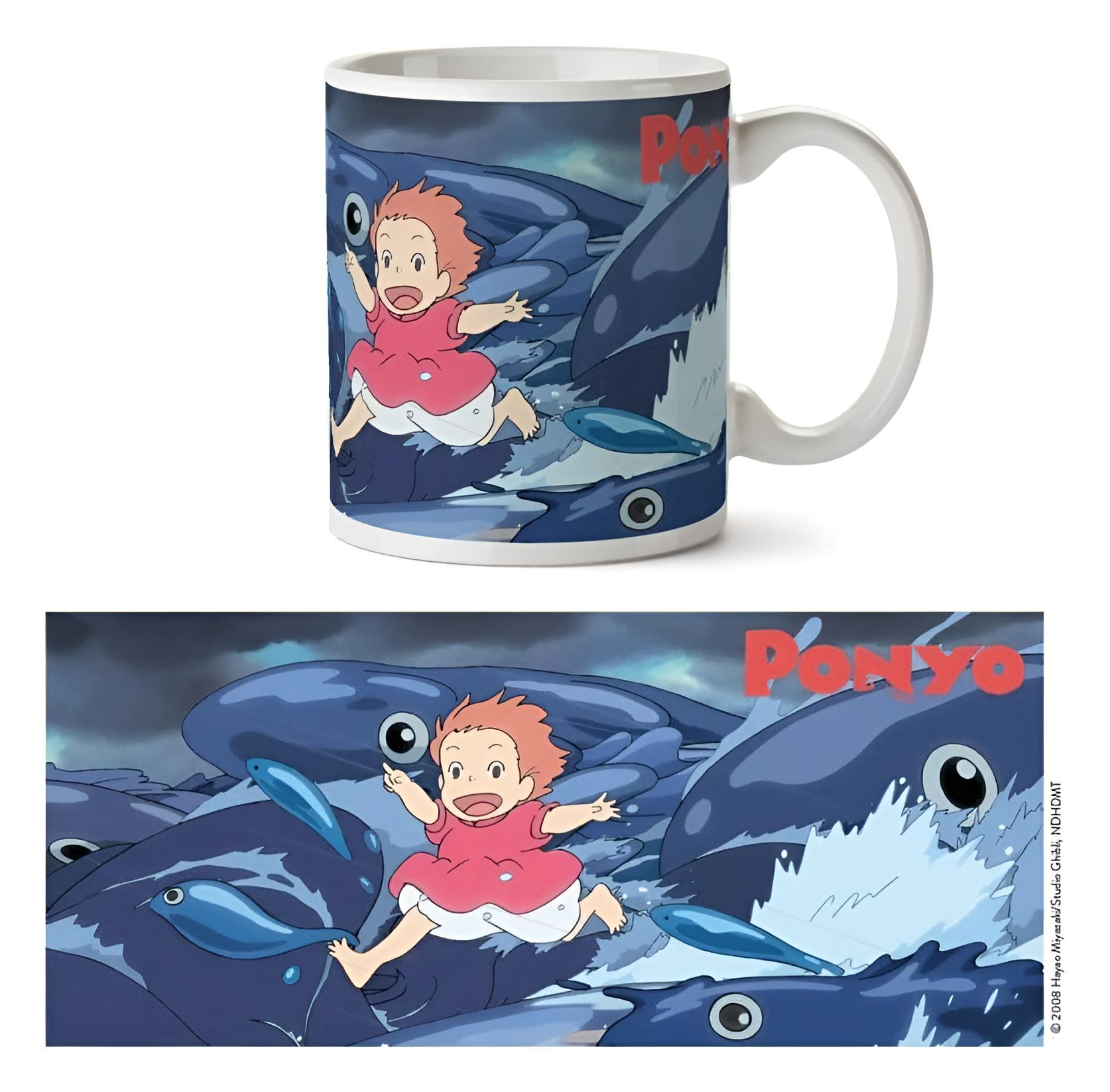 Taza blanca con Ponyo corriendo sobre olas con peces azules y el logotipo rojo de Ponyo.
