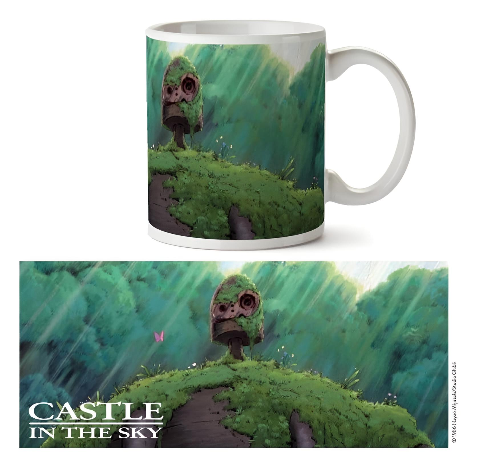 Weiße Tasse mit Motiv aus Schloss im Himmel, die einen moosbedeckten Roboter in einer Waldlandschaft zeigt.