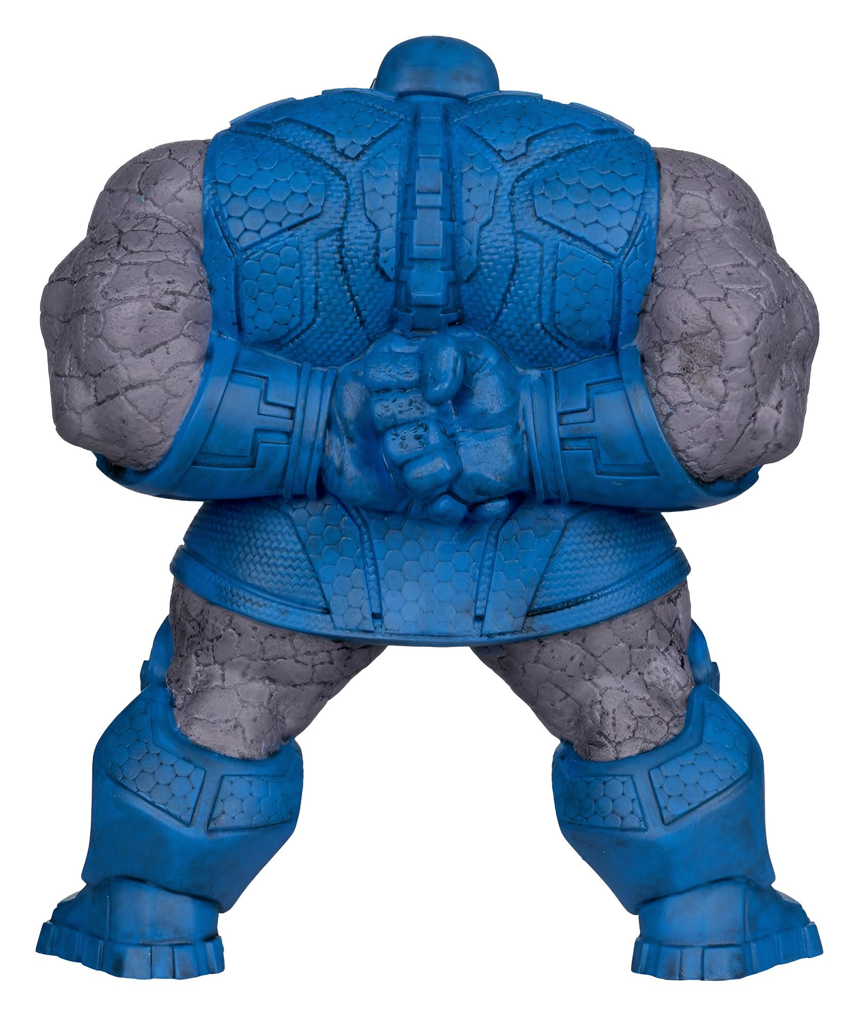 Rückansicht einer muskulösen Actionfigur mit blauer Rüstung und grauer Haut.