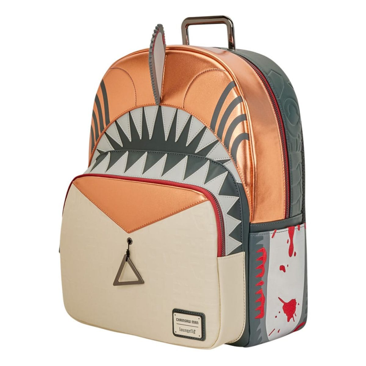 Mochila Chainsaw Man naranja y gris con diseño de dientes de tiburón, un pequeño amuleto y detalles de salpicaduras.