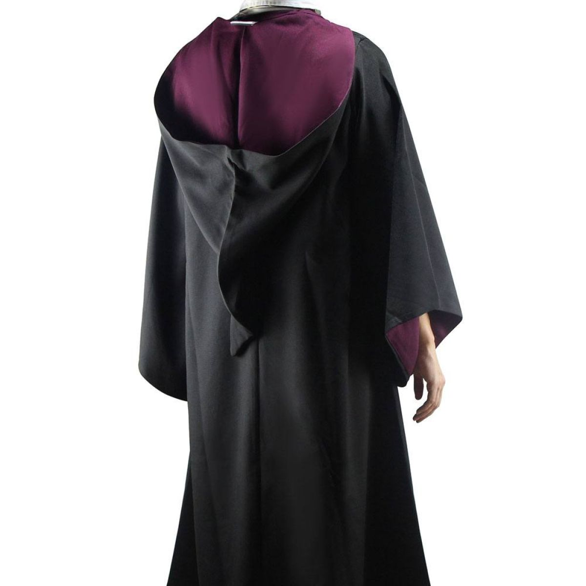 Rückansicht einer langen schwarzen Robe mit Kapuze und violettem Innenfutter auf weißem Hintergrund.