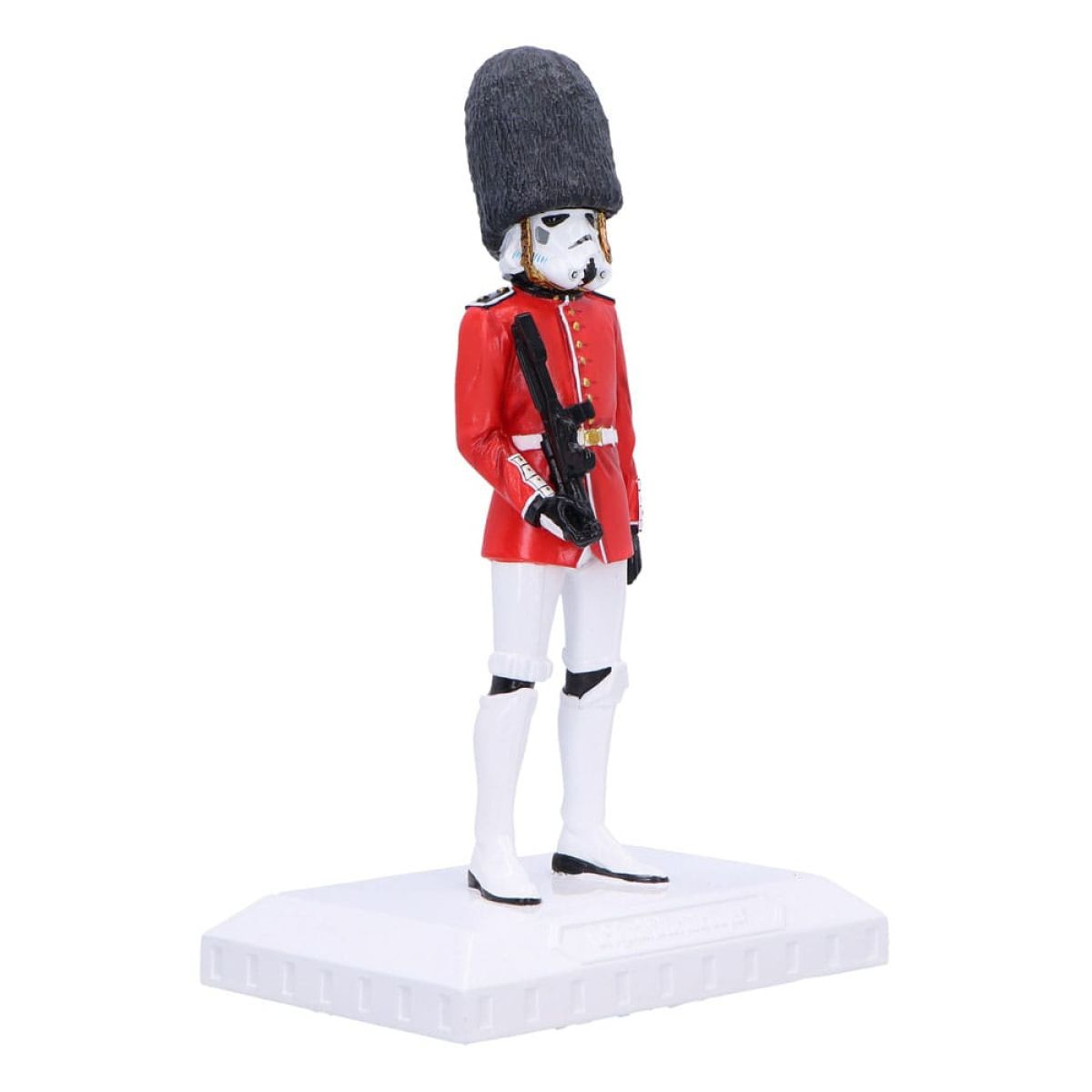 Figur eines Sturmtrupplers in roter britischer Gardeuniform mit Bärenfellmütze auf weißem Sockel.