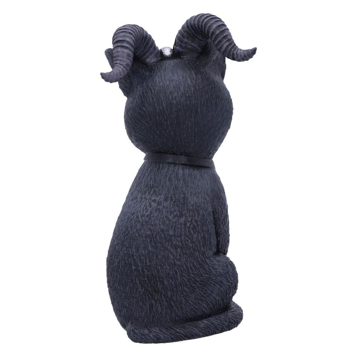 Rückansicht einer schwarzen, gehörnten Katzenfigur, die aufrecht vor weißem Hintergrund sitzt.