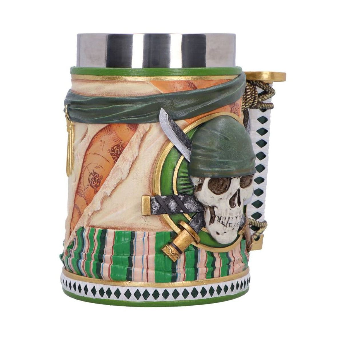 Una taza temática de piratas con una calavera con pañuelo verde, espadas cruzadas y mapa del tesoro.
