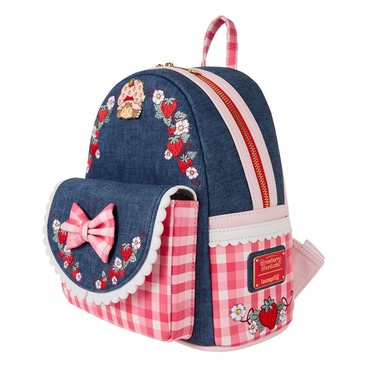 Mochila de mezclilla azul con bordado de fresas, patrón de cuadros rosa y un lazo.