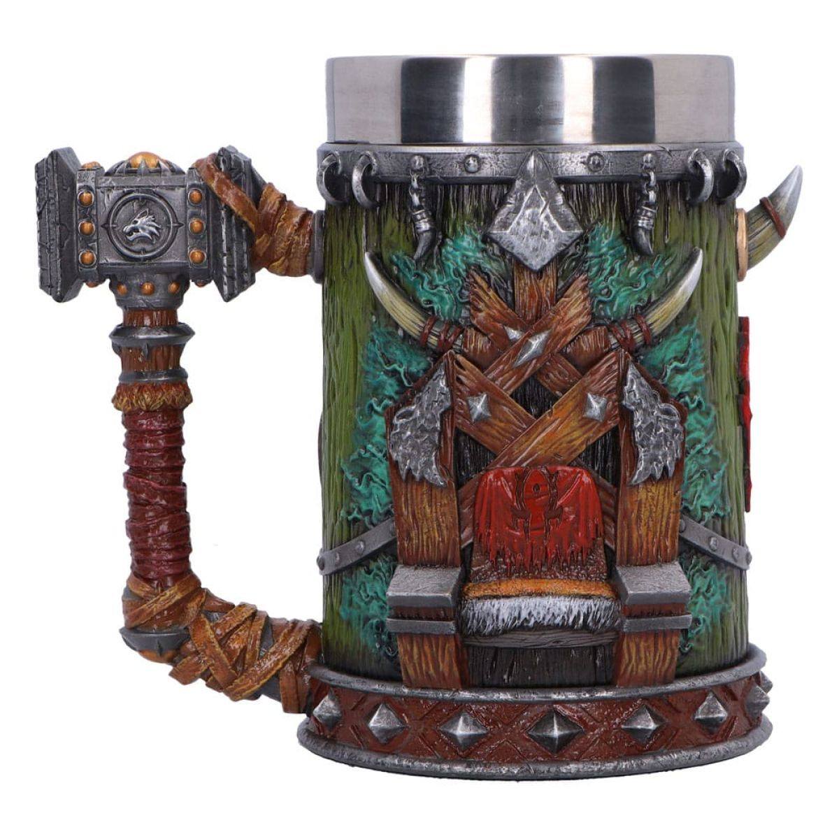 Ein detaillierter Krug mit Wikinger-Motiven und einem Hammer als Henkel auf weißem Hintergrund.