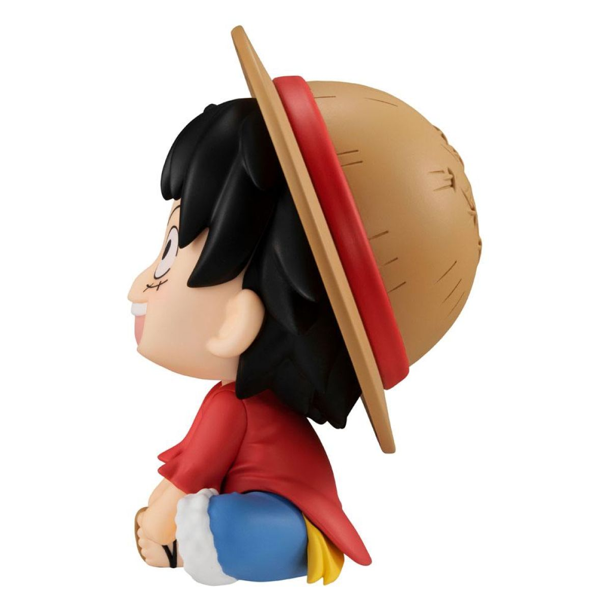Vista lateral de una figura chibi de Monkey D. Luffy con sombrero de paja, camisa roja y pantalones cortos azules.