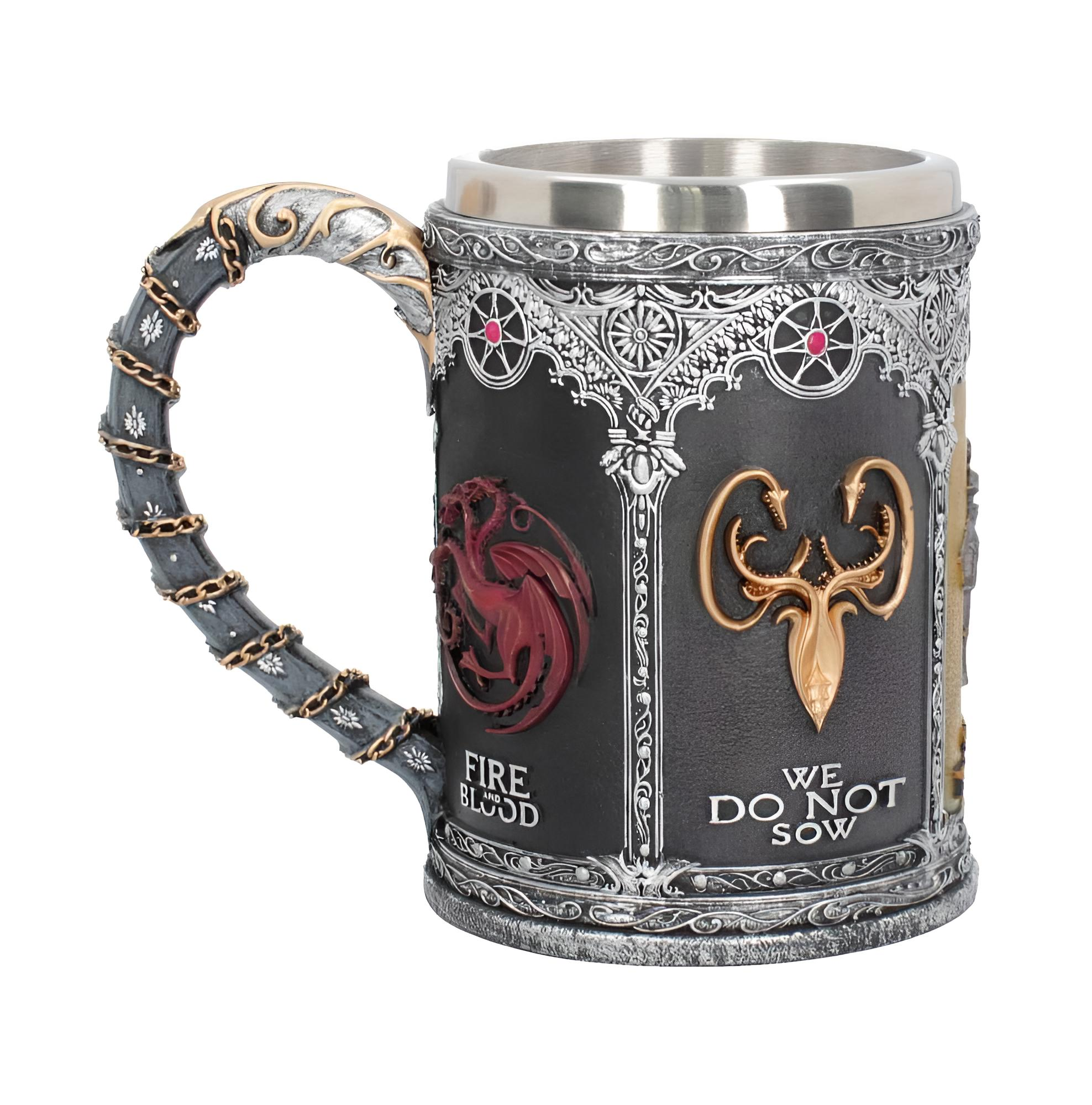 Fantasy-Bierkrug mit silbernen Verzierungen, roten Drachen- und goldenen Hirschmotiven.