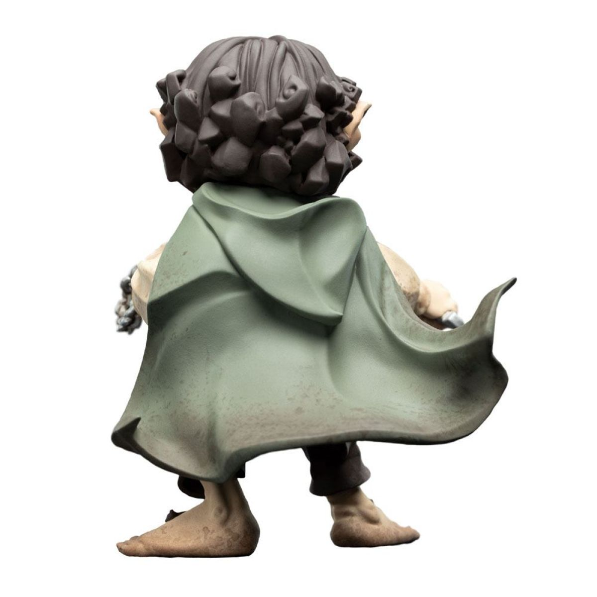 Vista trasera de una figura de hobbit con capa verde y cabello castaño sobre fondo blanco.