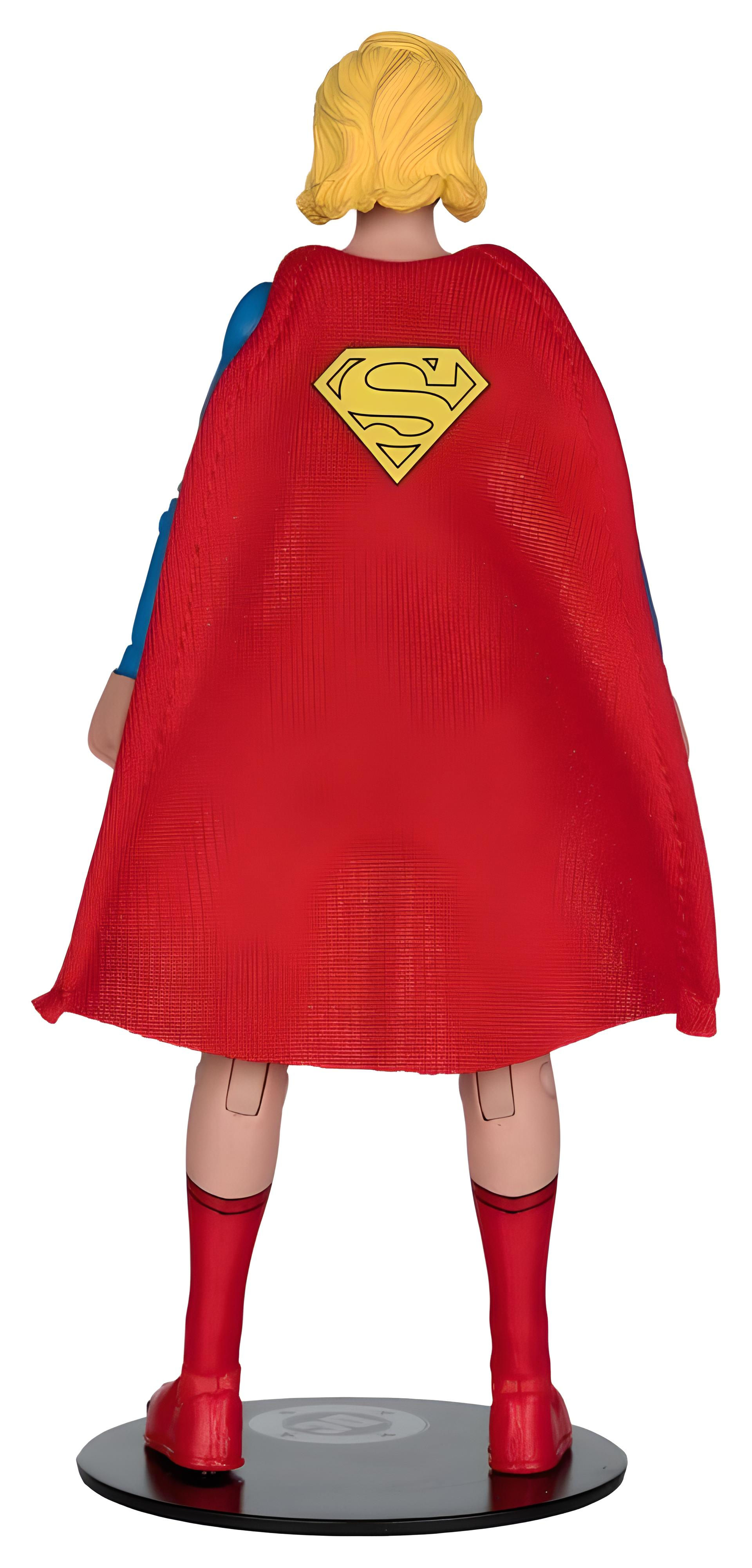 Vista trasera de una figura de acción de Supergirl con capa roja, mangas azules, cabello rubio y base negra.