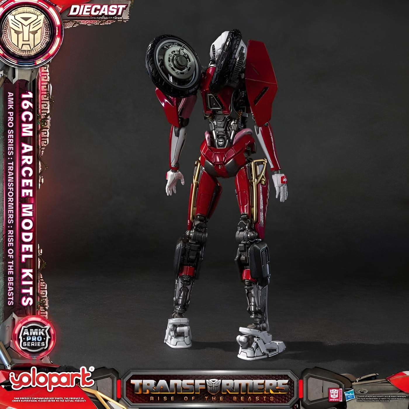 Rückansicht der roten und weißen Arcee Transformer Modellfigur vor dunklem Hintergrund.