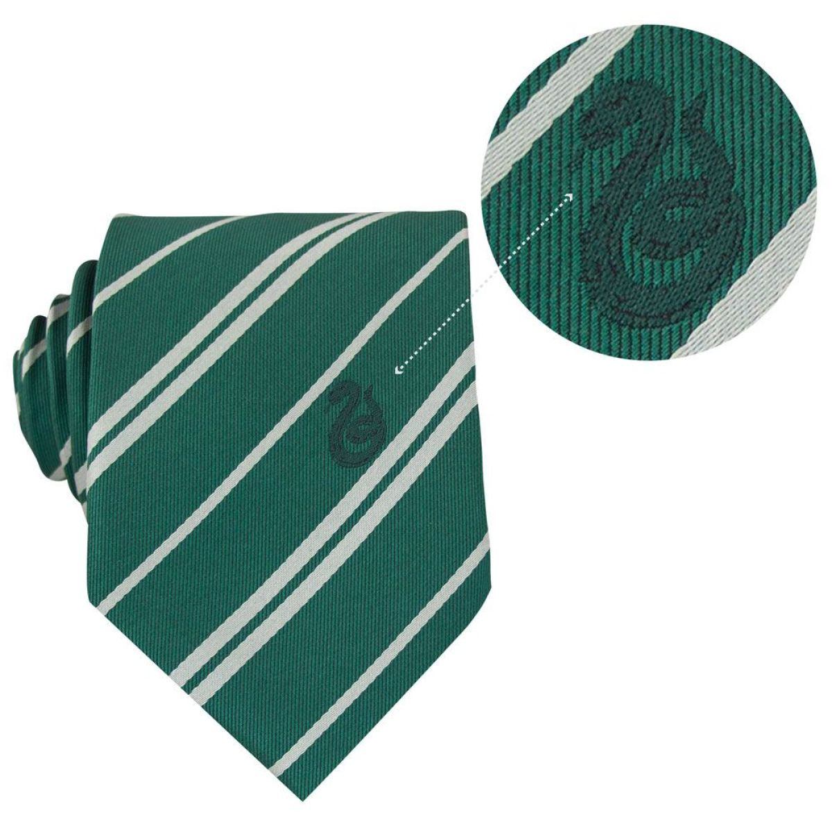 Corbata verde con rayas blancas diagonales y escudo de serpiente de Slytherin bordado.