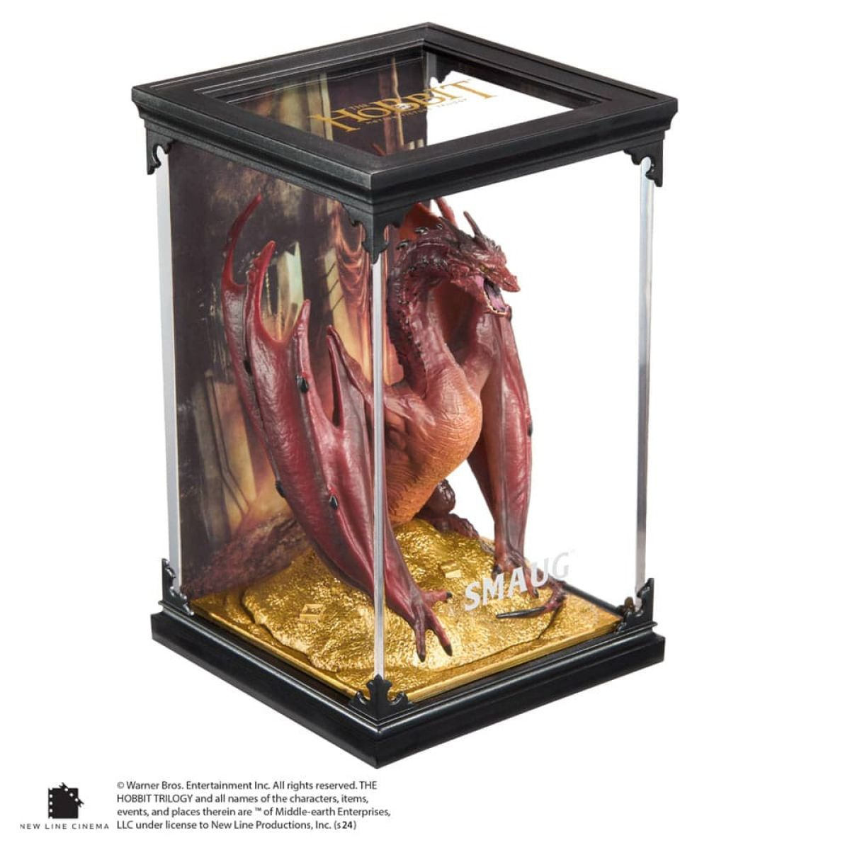 Eine Smaug-Drachenfigur sitzt auf Gold in einer gläsernen Vitrine.