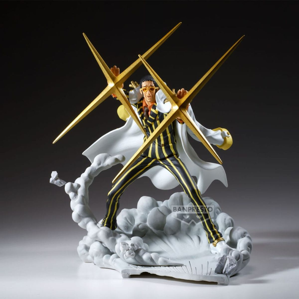 Una figura de anime con traje de rayas posa entre humo con grandes rayos dorados en forma de estrella.