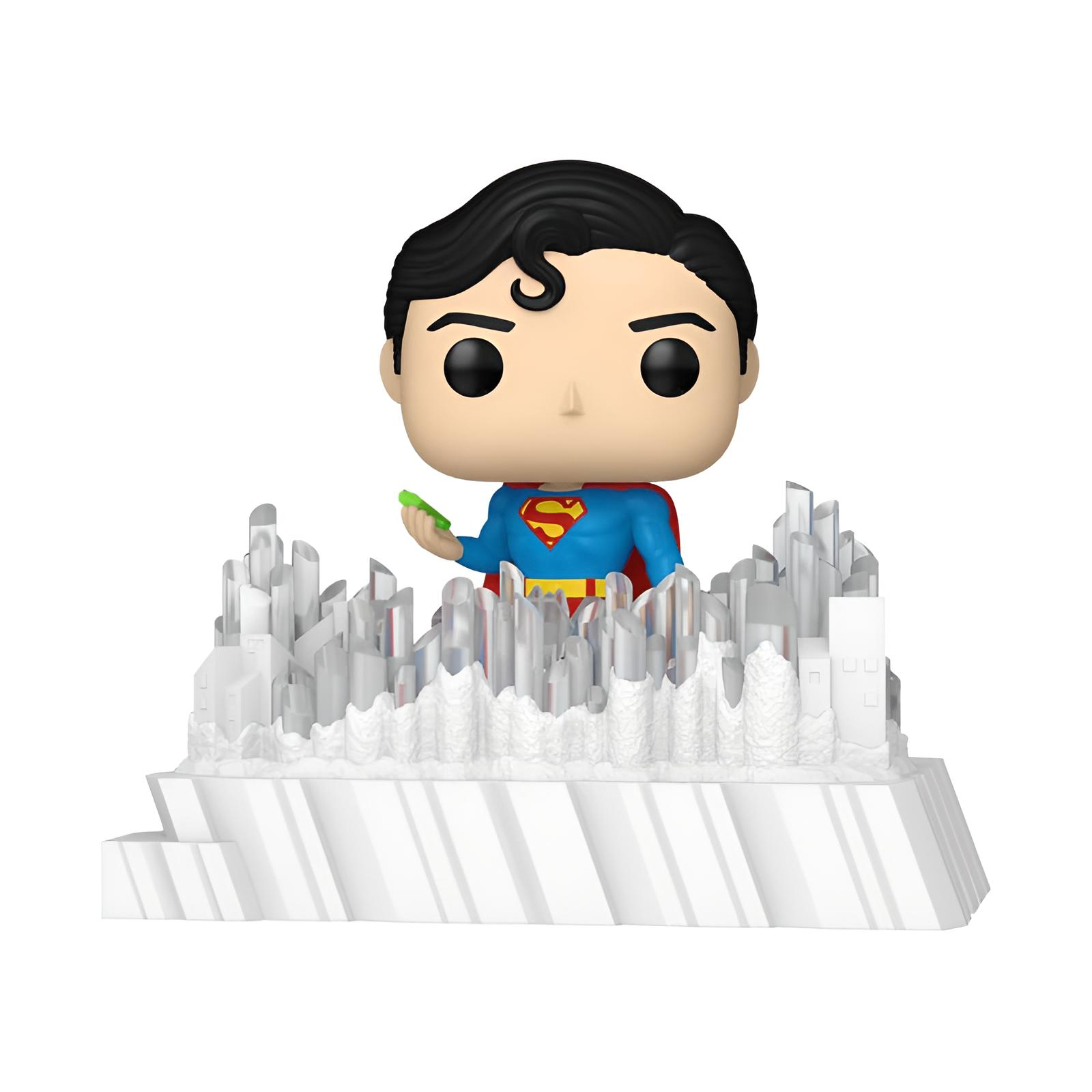 Figura Funko Pop de Superman con traje azul y capa roja de pie en una ciudad de cristal blanca sobre una base.