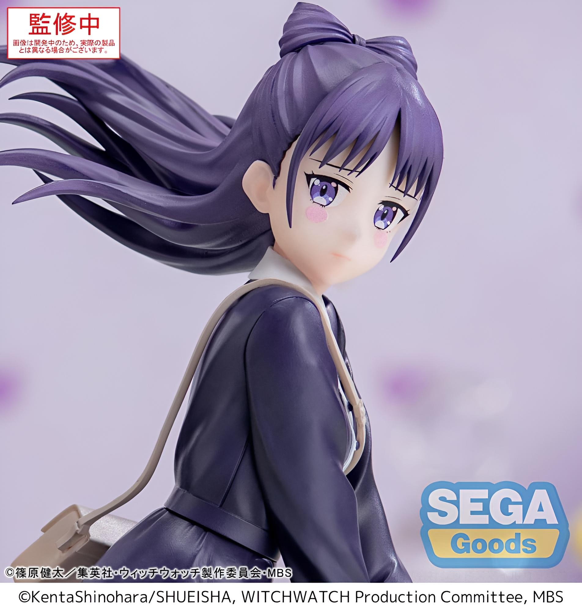 Eine Anime-Figur mit langen violetten Haaren, blauem Kleid und Tasche vor einem hellen Hintergrund.