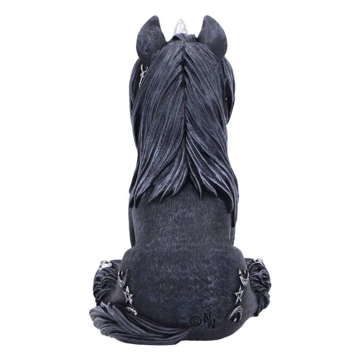 Rückansicht einer schwarzen Einhorn-Figur mit silbernem Horn und Mond-Symbolen auf einem weißen Hintergrund.