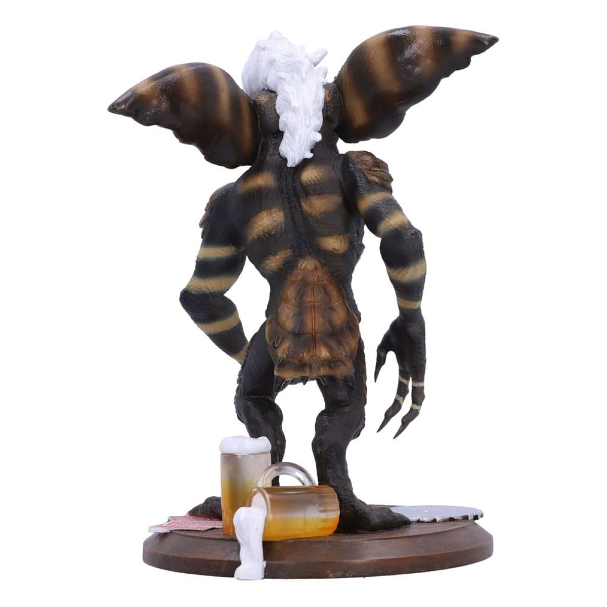 Rückansicht einer Gremlin-Figur mit großen Ohren, weißer Mähne und Biergläsern auf dem Sockel vor weißem Hintergrund.