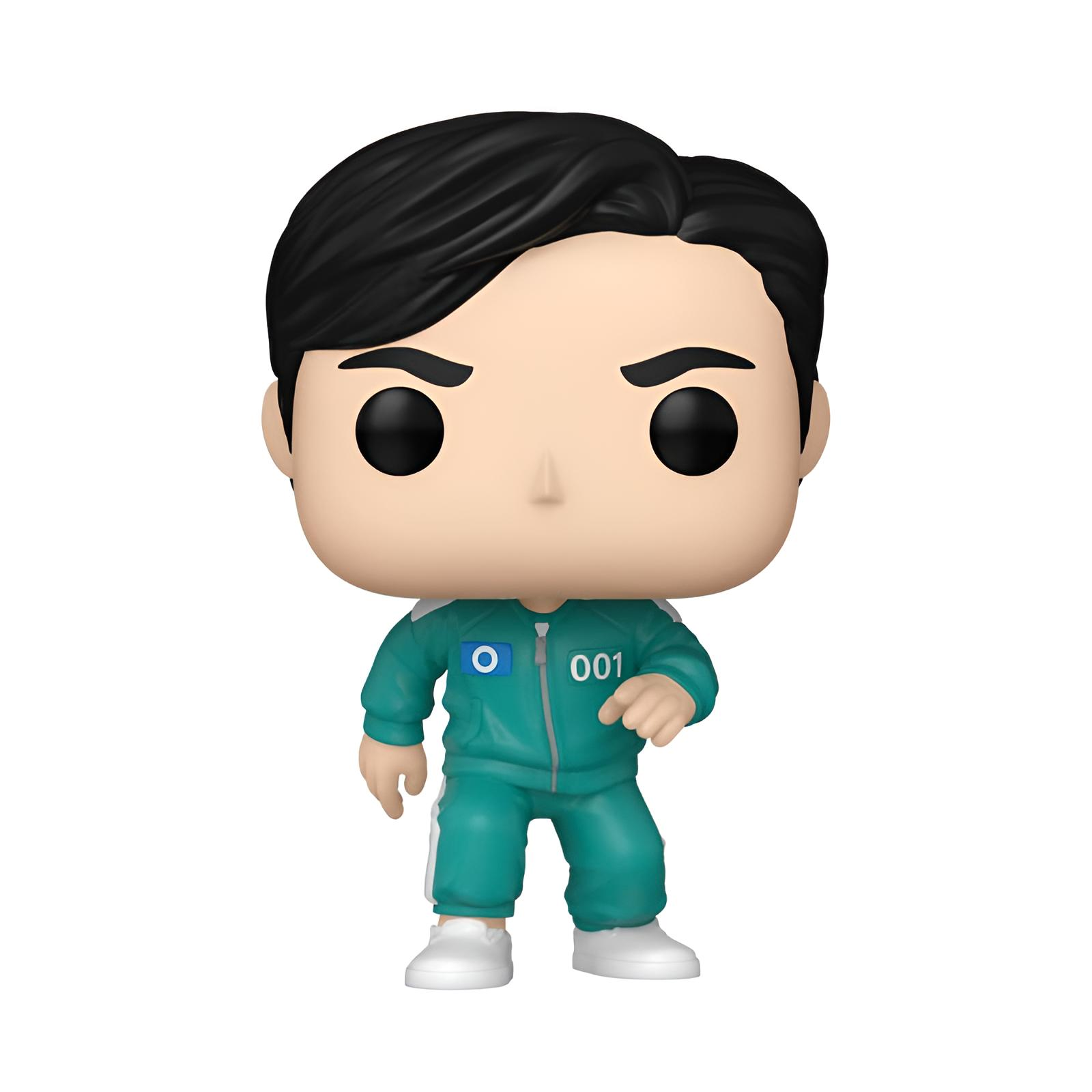 Una figura Funko Pop con chándal verde, el número 001 y pelo negro sobre un fondo blanco.