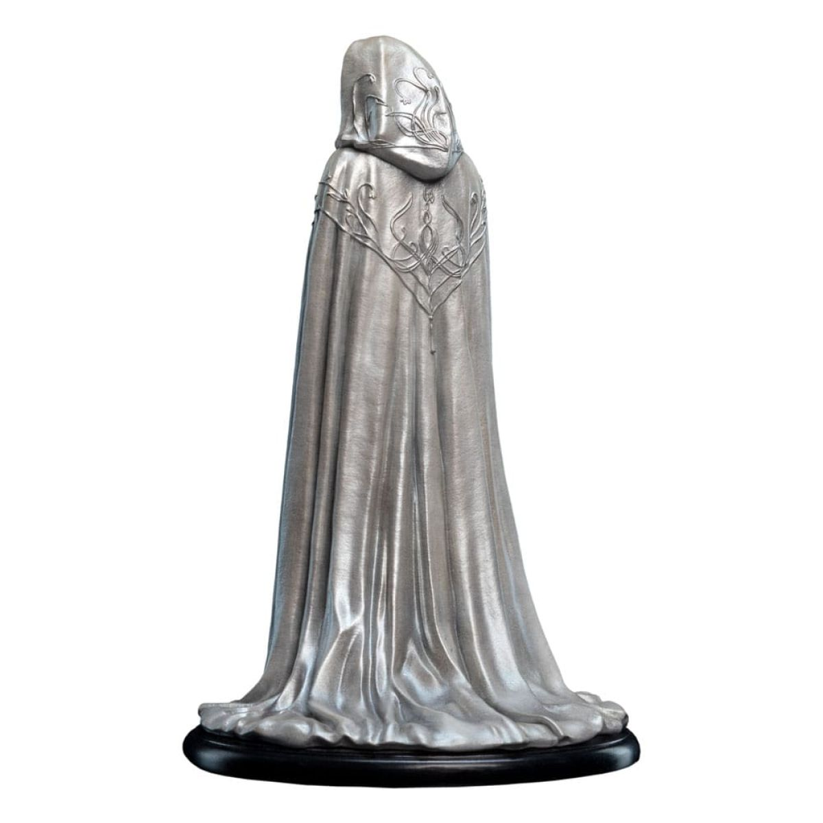 Una estatua gris de una figura con capucha desde atrás, sobre una base redonda negra contra fondo blanco.
