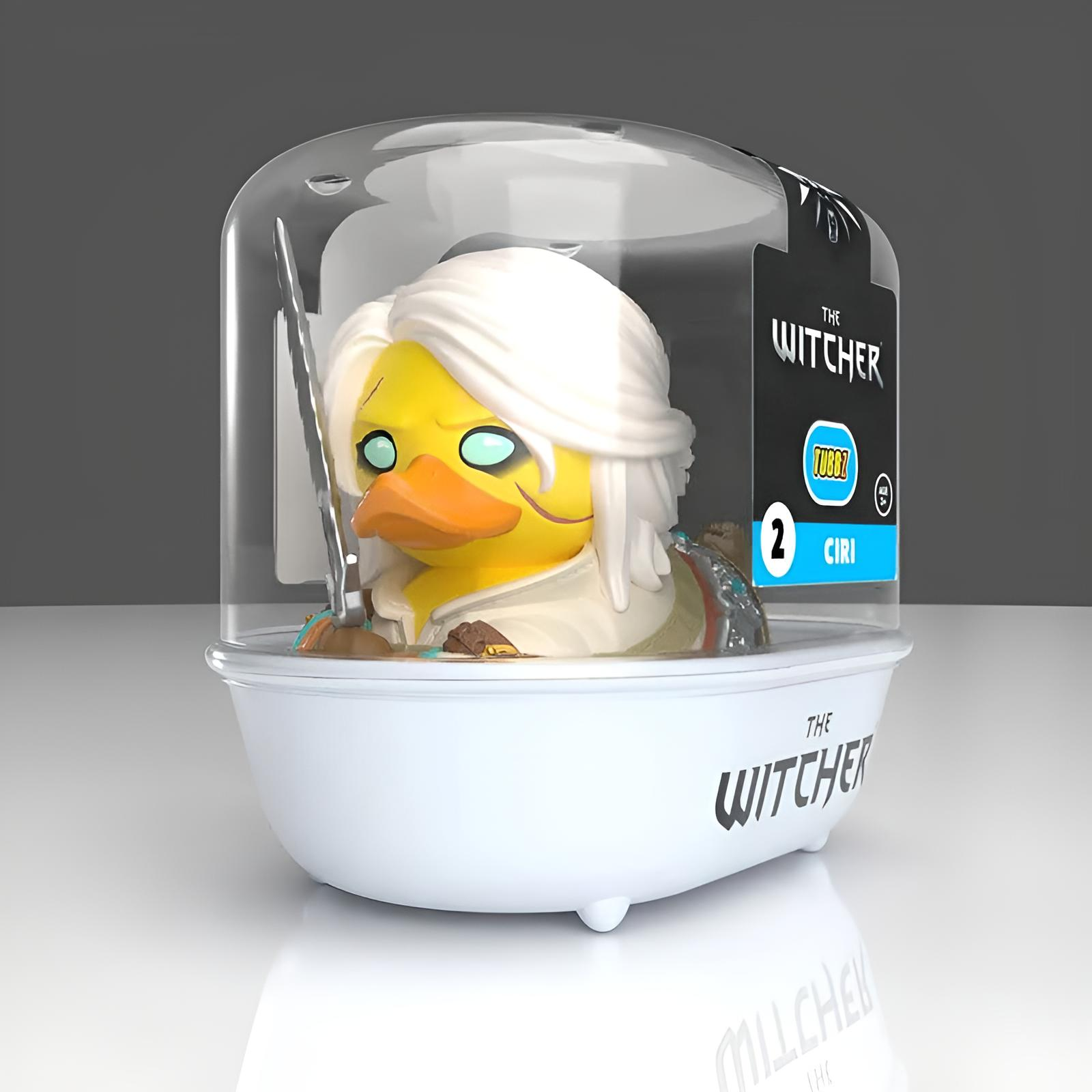 Eine Ciri-Gummiendchen-Sammelfigur im Witcher-Design in einer transparenten Plastikvitrine.