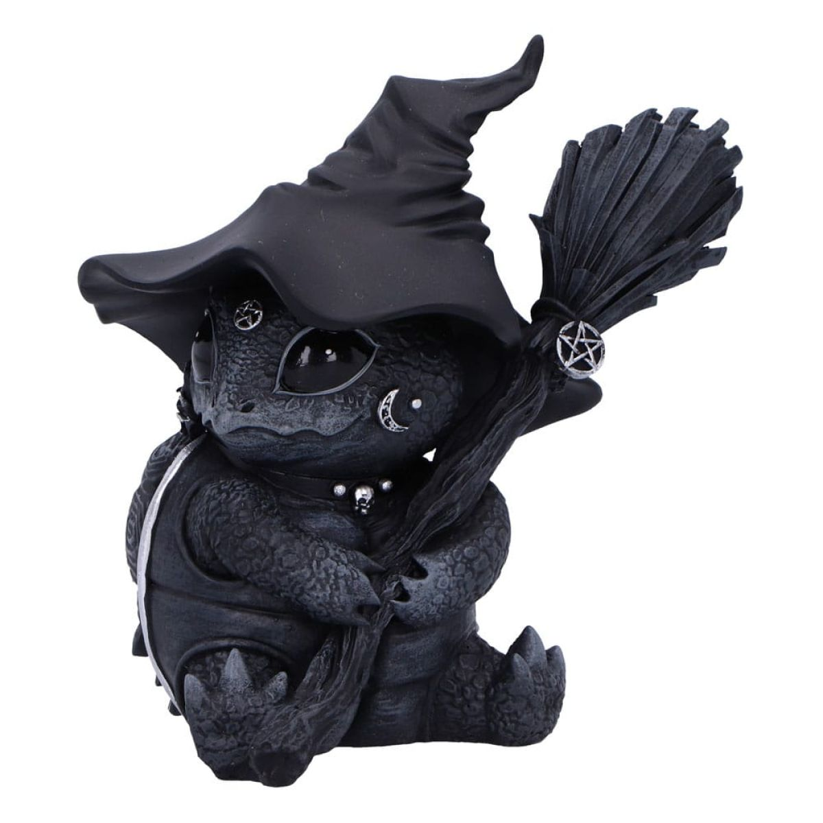 Una estatuilla de dragón negro con sombrero de bruja y escoba sobre fondo blanco.