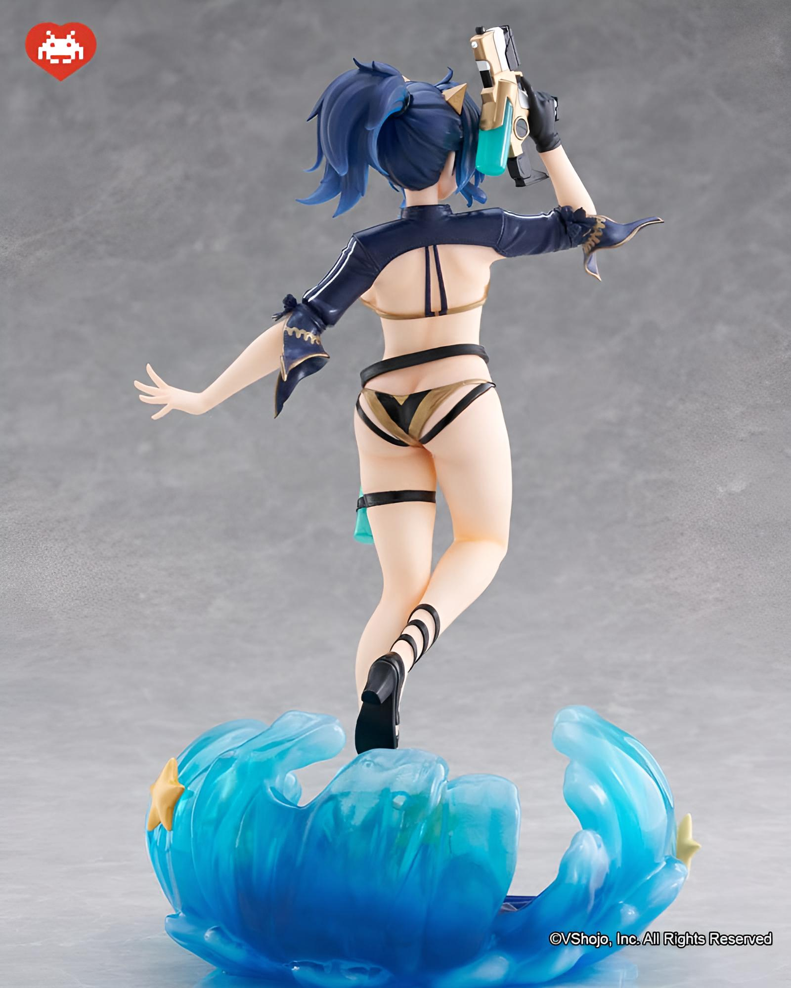 Blaue Haare, Bikini und Waffe: Anime-Figur posiert auf einer Welle.