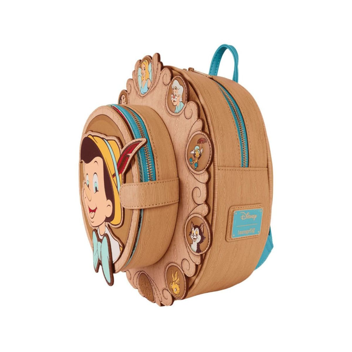 Una mochila redonda y marrón de Disney Pinocchio con la cara de Pinocchios en el bolsillo delantero y medallones.
