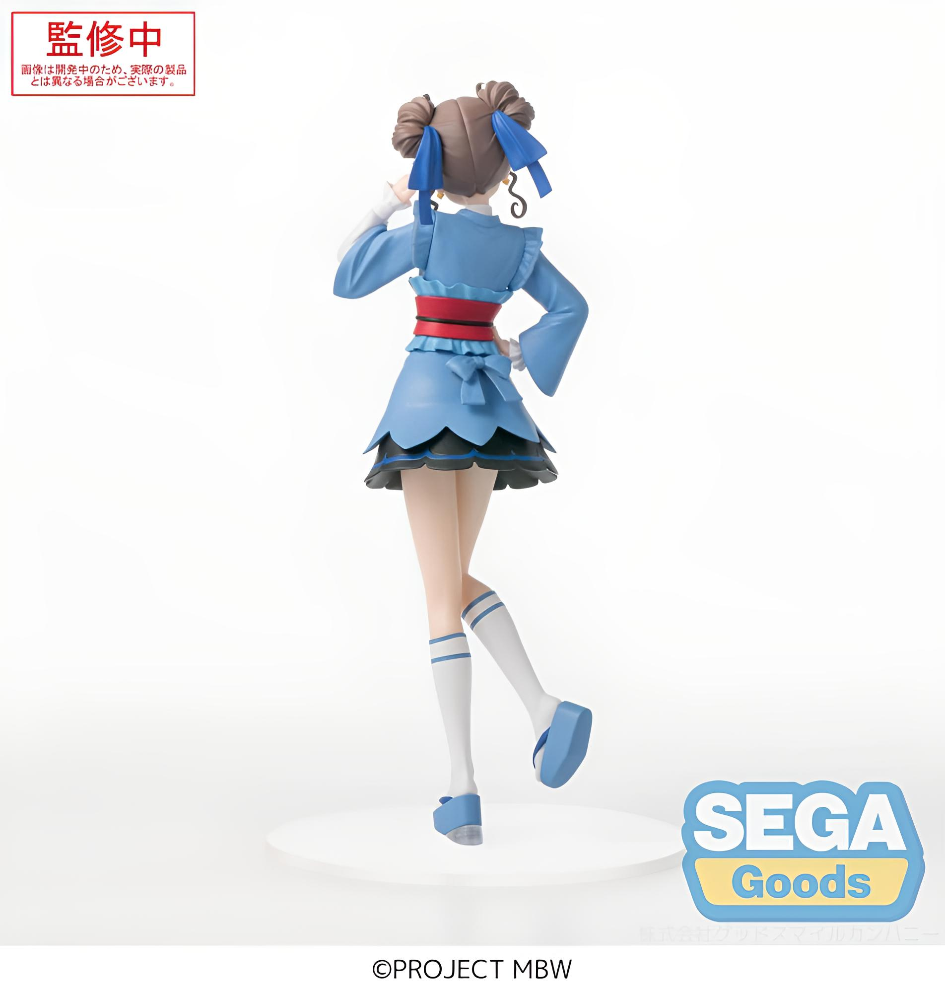 Rückansicht einer Anime-Figur mit blauer Kleidung, roten Band und weißen Socken vor weißem Hintergrund.
