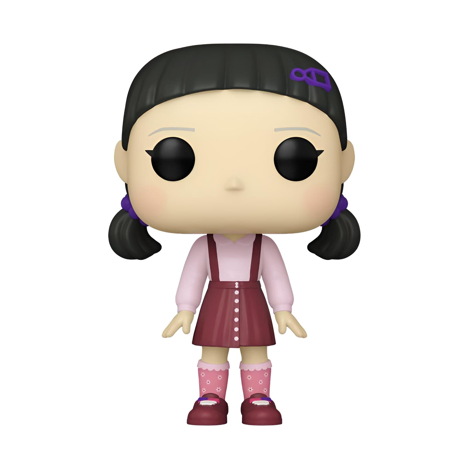 Eine Vinyl-Figur mit dunklen Haaren in Zöpfen, rosa Bluse, bordeauxrotem Latzrock, gemusterten Socken und Schuhen.