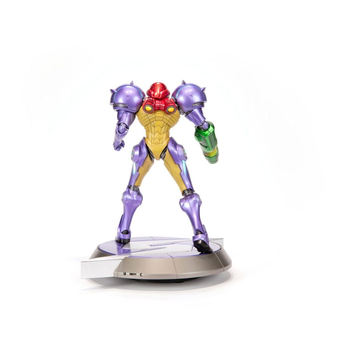 Figura de acción de Samus Aran con traje Varia sobre una plataforma redonda con fondo blanco.
