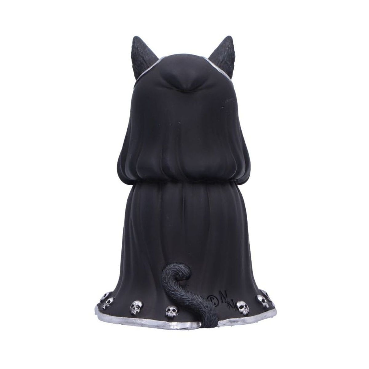 Vista trasera de una figura negra con capa, orejas de gato, cola peluda y calaveras plateadas en el dobladillo.