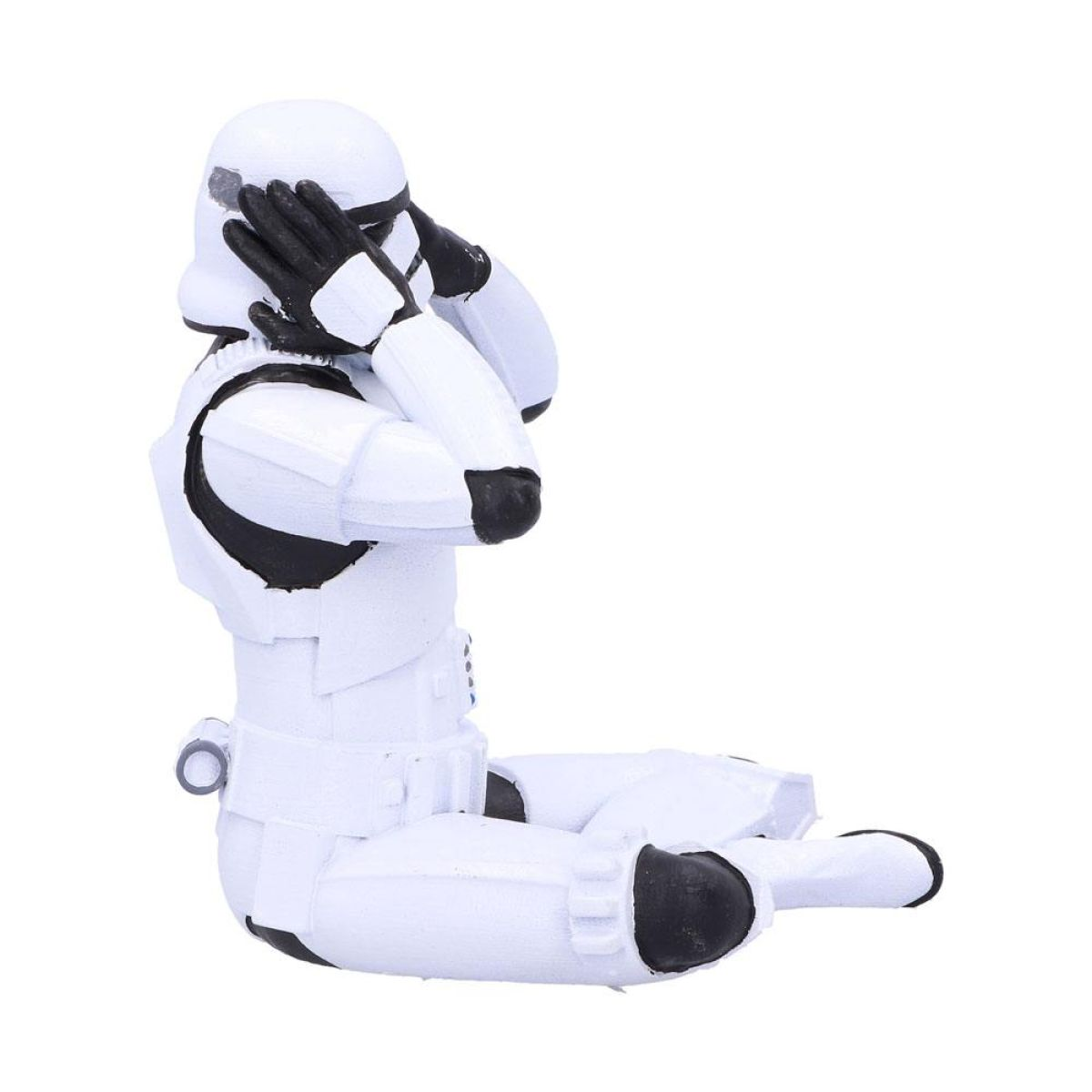 Una figura de Stormtrooper blanca está sentada con las piernas cruzadas, sosteniendo ambas manos sobre su cabeza.
