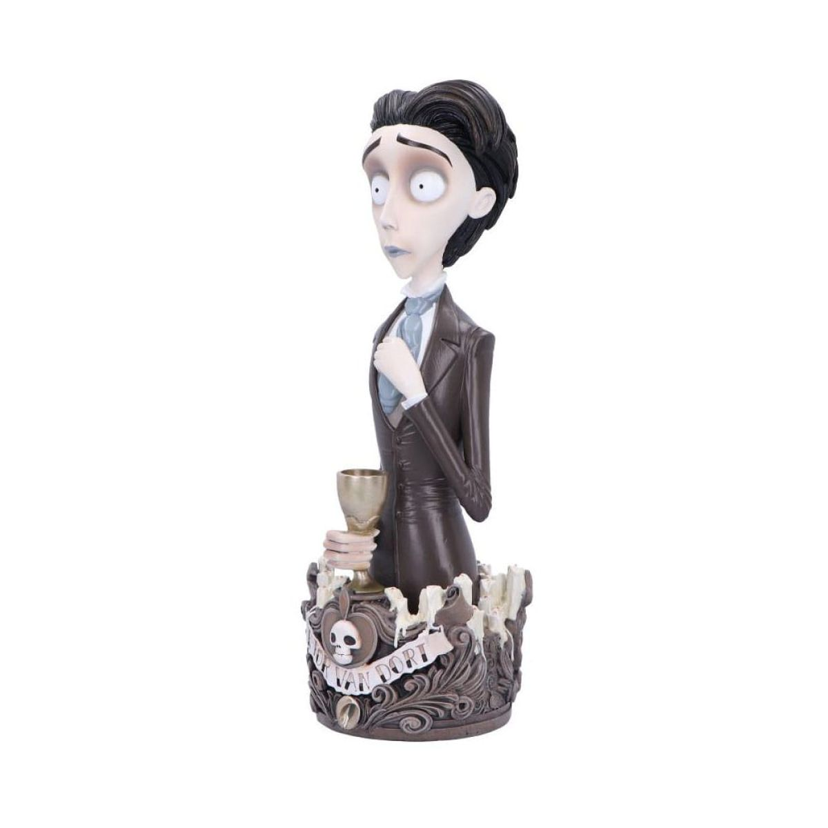 Figur von Victor Van Dort aus Corpse Bride, er hält einen Kelch auf einem gotischen Sockel.