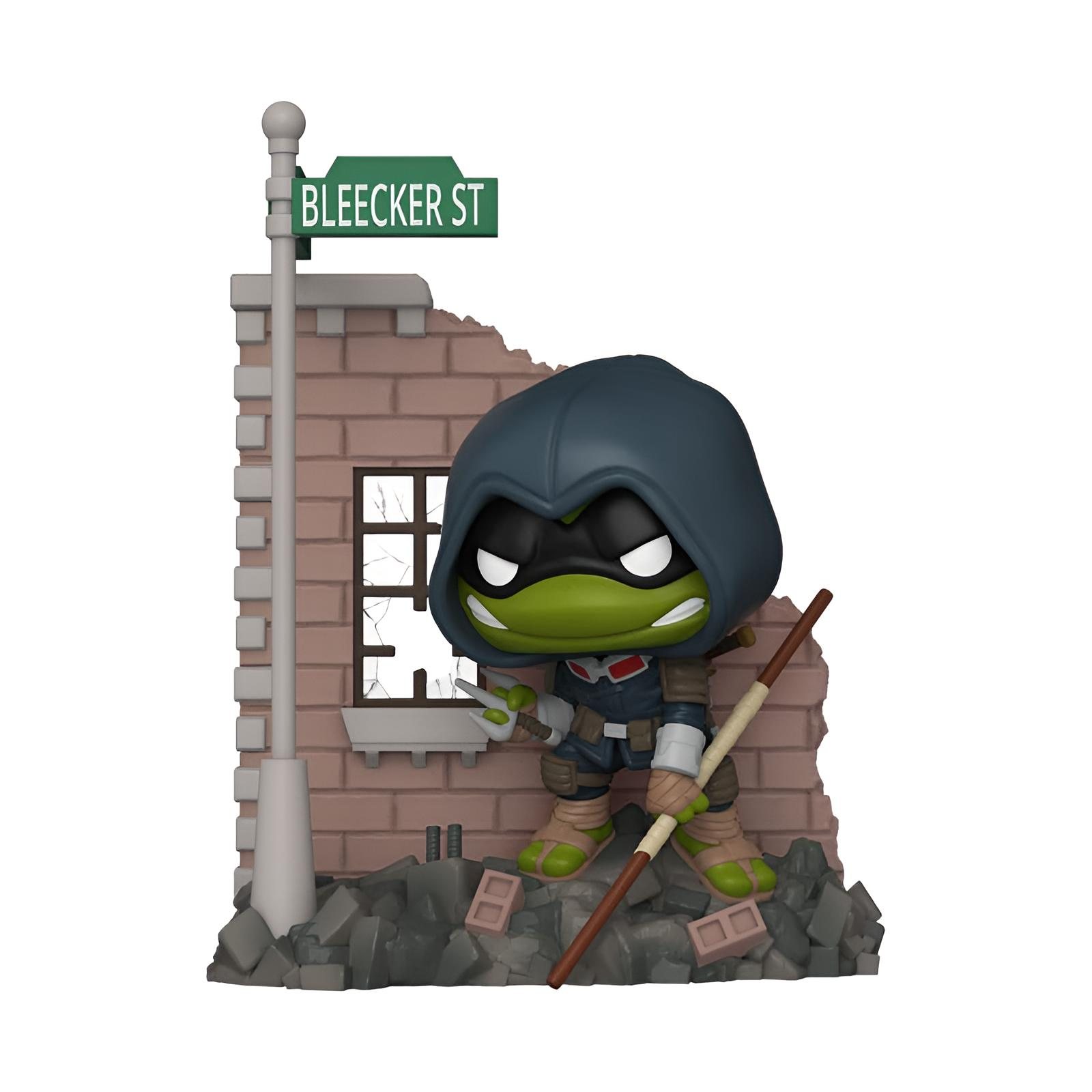 Eine Ninja-Turtle-Figur mit Kapuze und Waffen vor einer verfallenen Backsteinmauer mit einem Bleecker-St-Straßenschild.